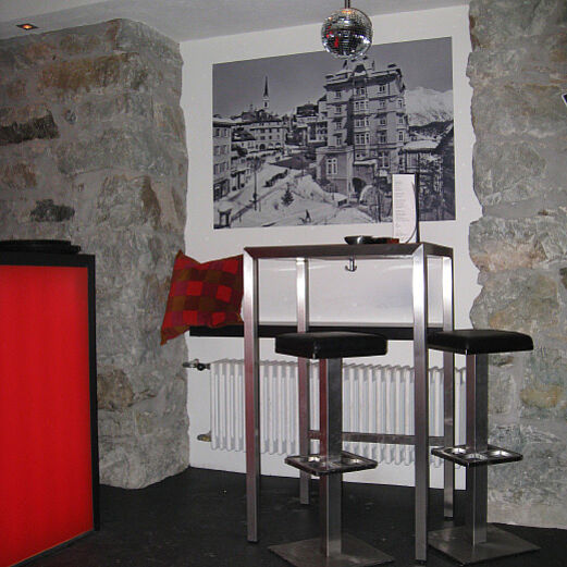 Bar St. Moritz | Tische und Barhocker aus Chromstahl