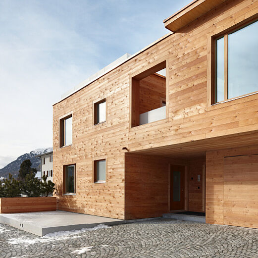 Mehrfamilienhaus Champfer | Kipptore mit flächenbündiger Holzaufdoppelung