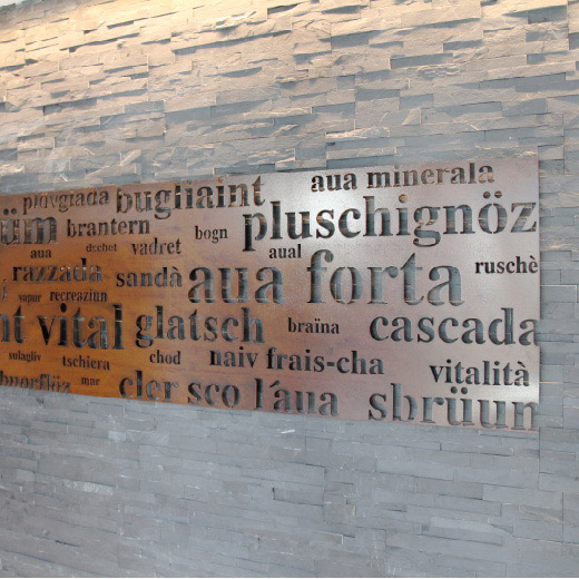 Bogn Engiadina 2011/12 | Eingang Sauna, Schrifttafel aus rostigem Blech | Architekt Geplan Design