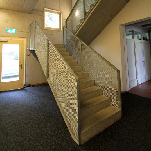 Hochalpines Institut Ftan 2011 | Treppengeländer aus Streckmetall | Architekt M. Feuerstein Scuol