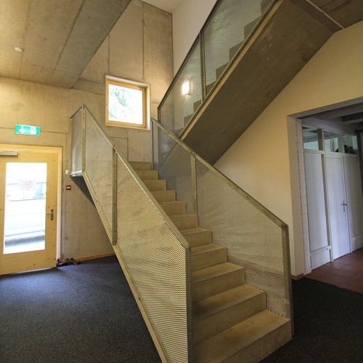 Schule Ftan | Treppengeländer mit Streckmetallfüllung