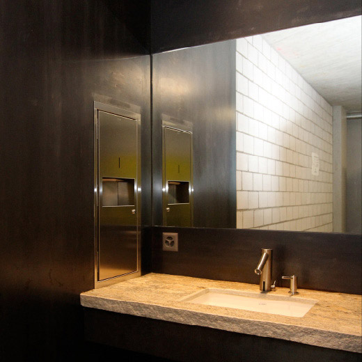 Serlas Parc S-chanf 2011 | Dusche und Toiletten mit Stahlblechverkleidungen roh | Architekt Studio Maurizio Maloja