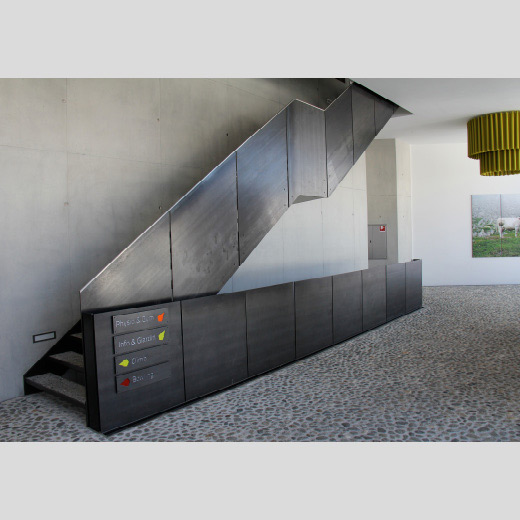 Serlas Parc S-chanf 2011 | Innentreppe aus Stahlblech roh | Architekt Studio Maurizio Maloja